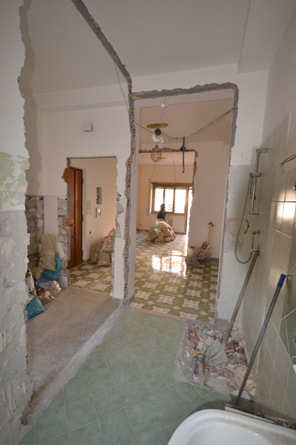 Via Ada Negri, Monte Sacro, Roma. Bagno ultimata la demolizione delle murature.